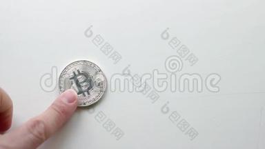 双手展示金银比特币，白色背景下的网络货币标志